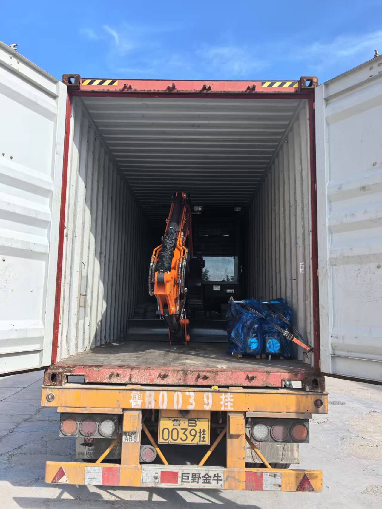 To 6,5T gravemaskiner er sendt