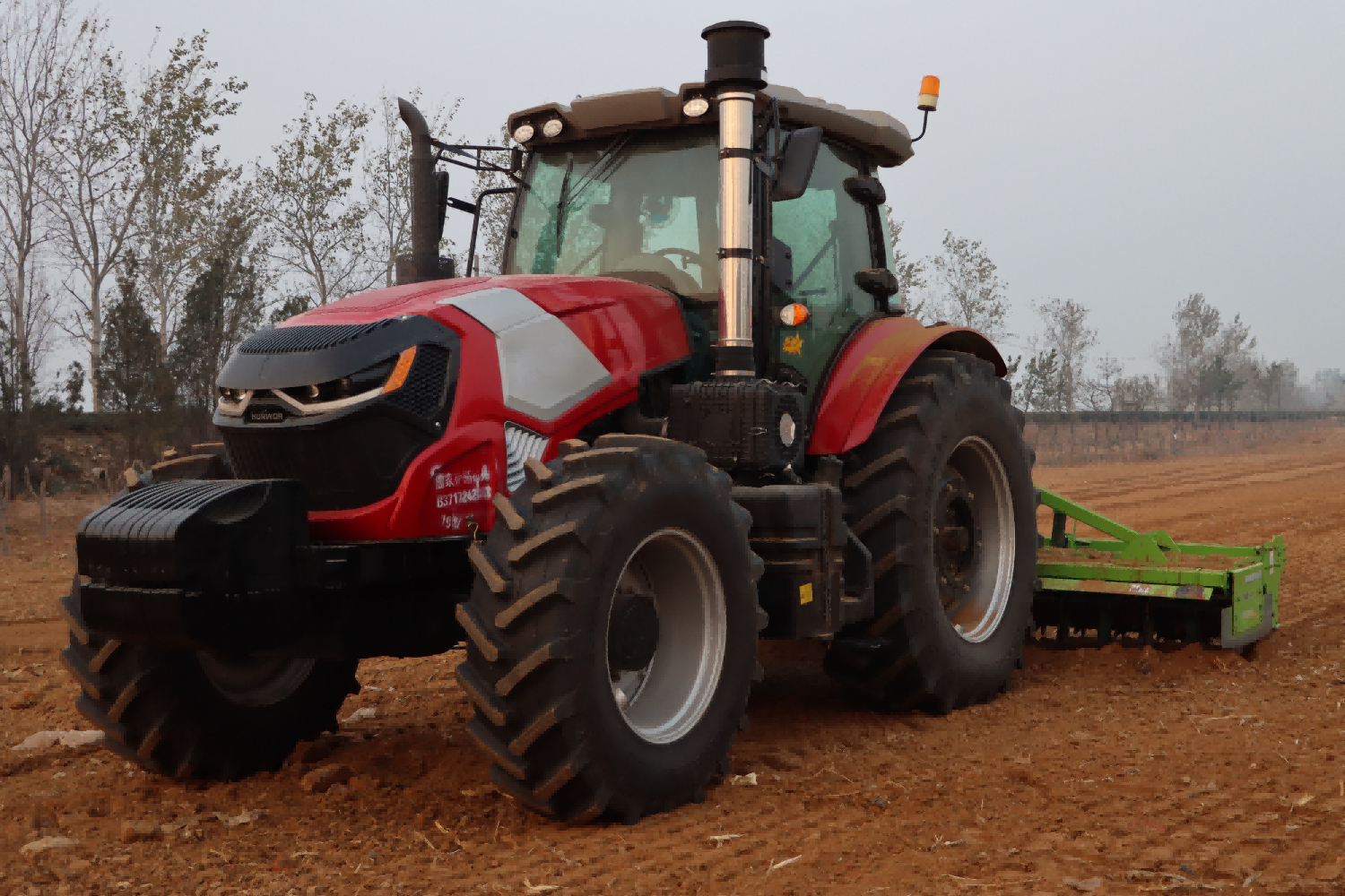 Hvordan velge passende gårdsverktøy for en traktor
