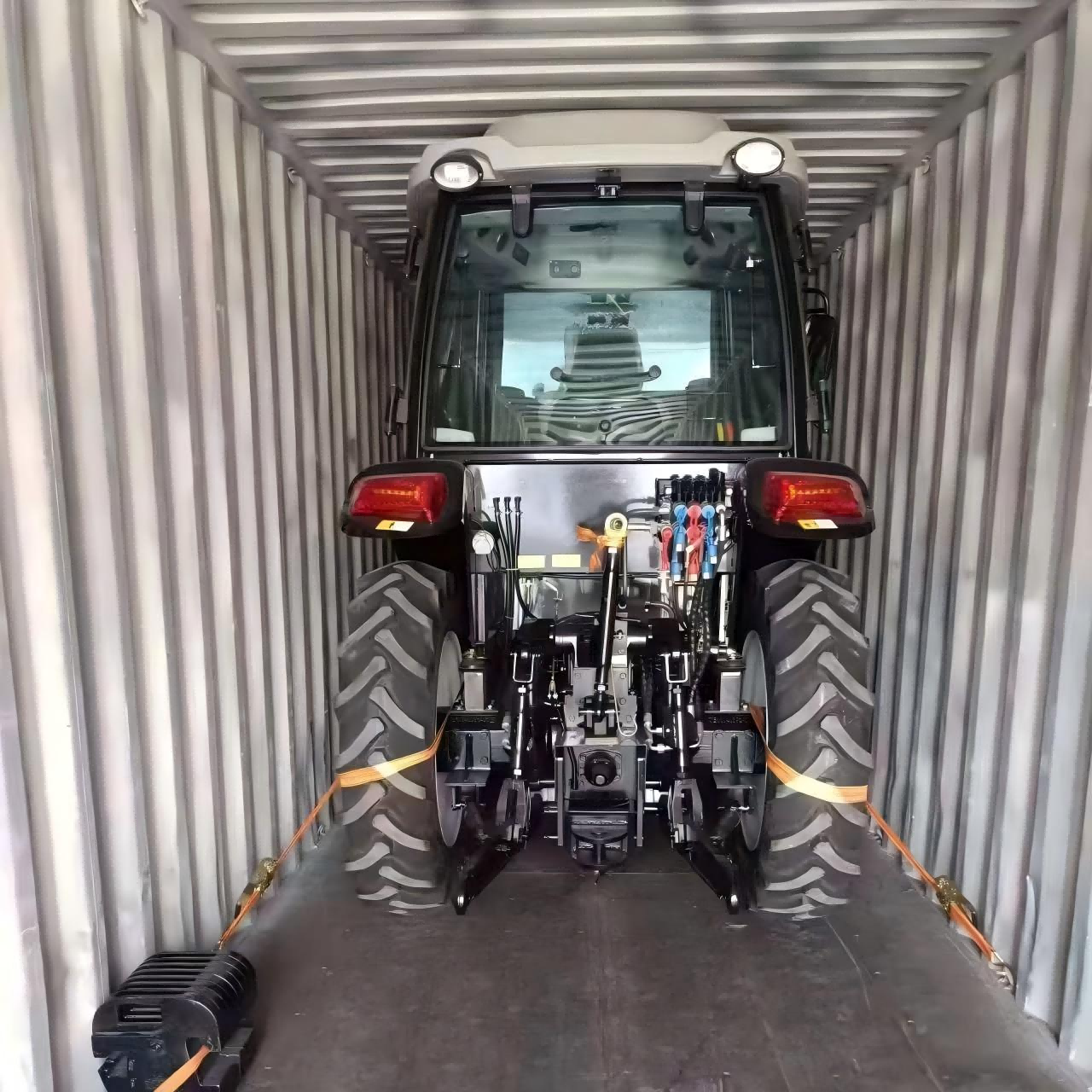 50HK-traktoren tilpasset den panamanske kunden er levert.